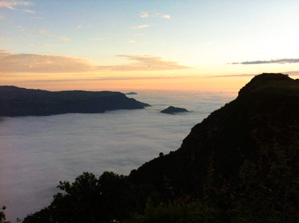 Vista desde el Mirador El Balcón en Udima con nubes cubriendo los valles y montañas al amanecer en Cajamarca