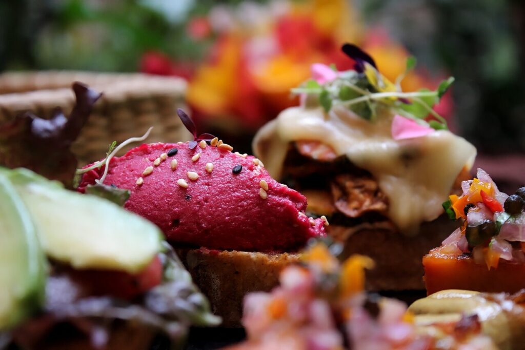 Platos de cocina fusión en Cusco con ingredientes andinos reinterpretados en presentaciones modernas y coloridas