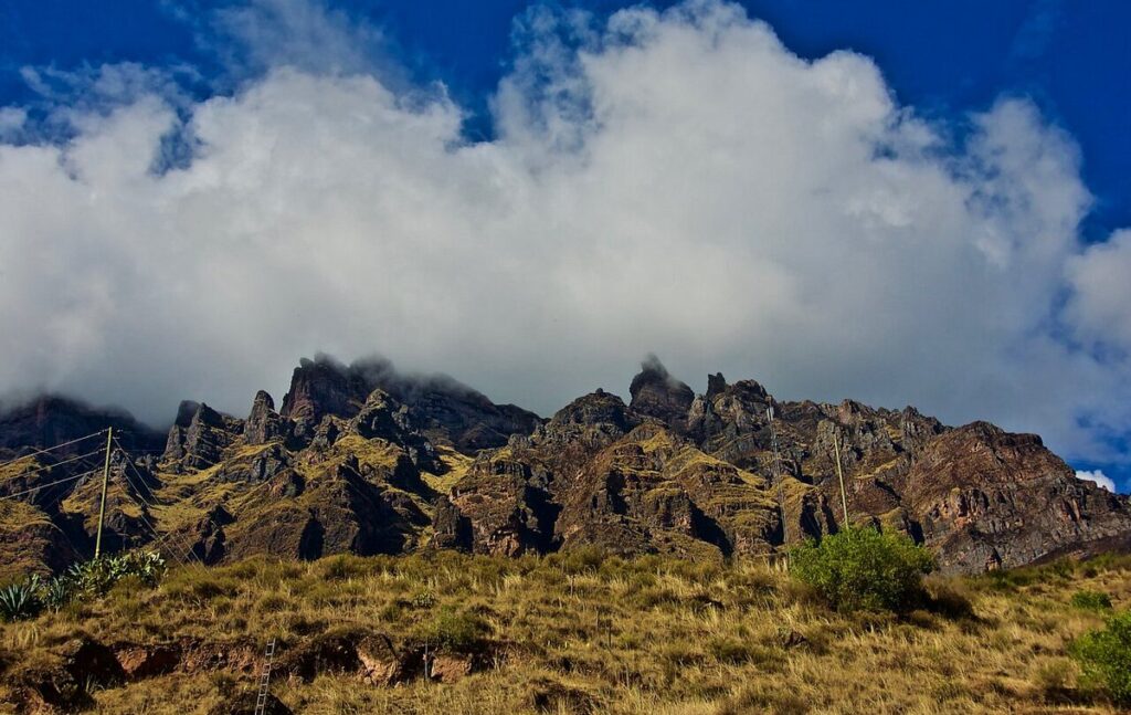 Vista del Apu Pachatusan en Cusco, montaña considerada “sostén del mundo” dentro de la cosmovisión andina