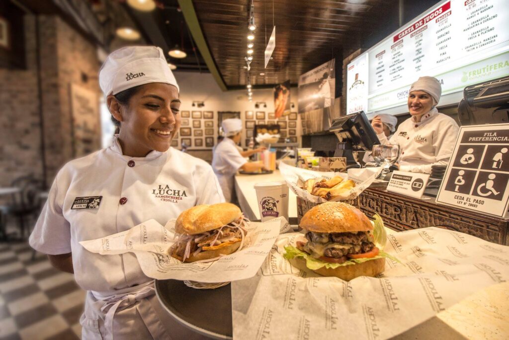 Pan con chicharrón en La Lucha Sanguchería Criolla, uno de los desayunos más famosos de Lima