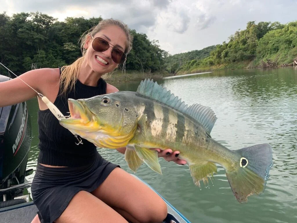 Turista mostrando su captura durante una jornada de pesca artesanal en un río amazónico del Perú