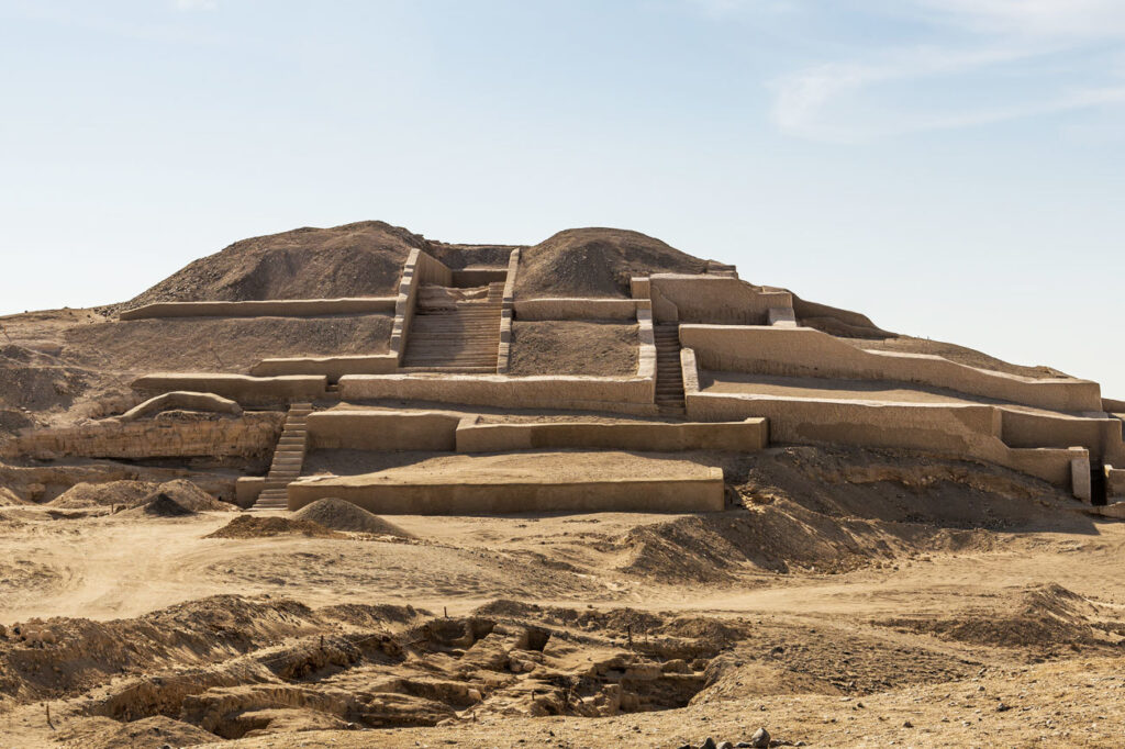 Gran Pirámide de Cahuachi, principal construcción ceremonial de adobe en Nazca