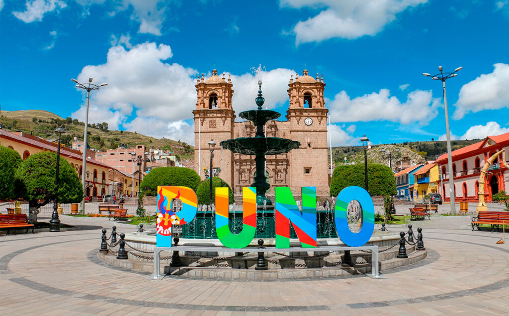 Plaza de Armas de Puno con la catedral barroca y letras coloridas de la ciudad