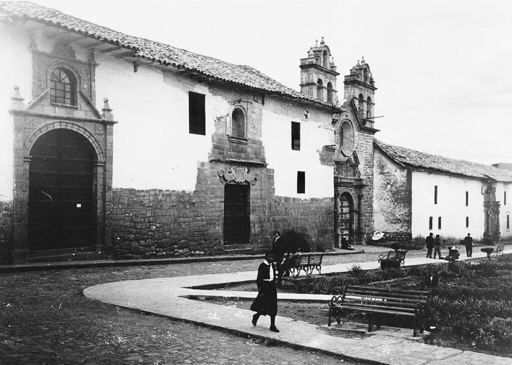 Fotografía de la Plazoleta Nazarenas en Cusco durante la década de 1950, con vista al monasterio e iglesia coloniales
