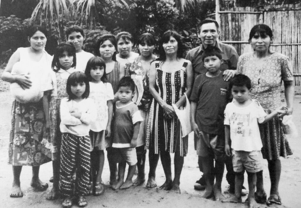 Grupo de pobladores awajún del Alto Marañón posando juntos en una fotografía antigua en blanco y negro