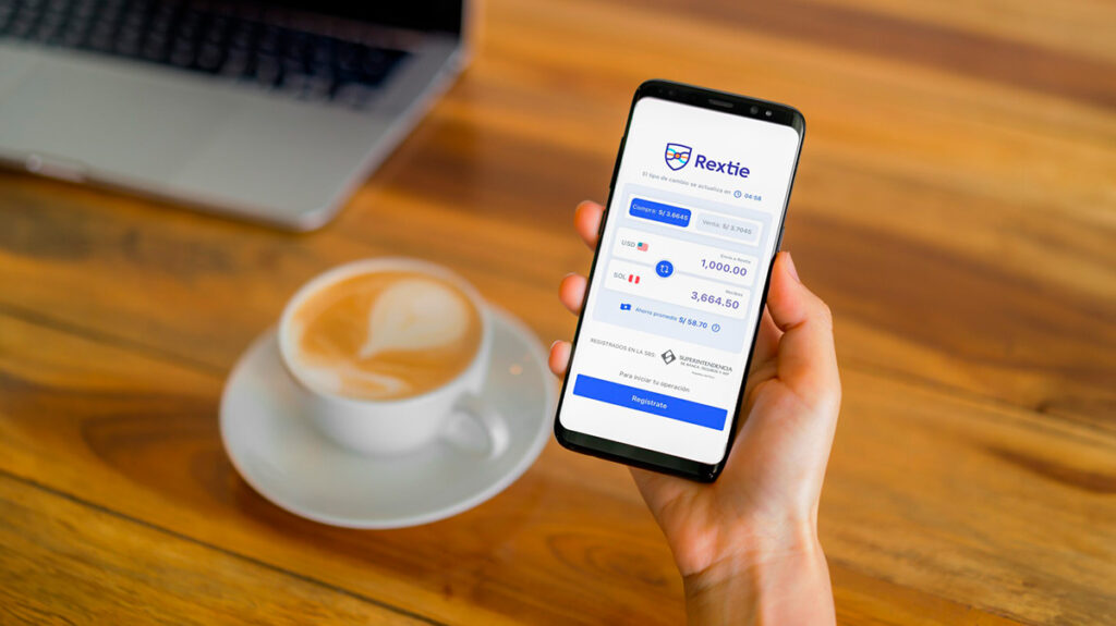 Persona usando la app Rextie en un celular para consultar el tipo de cambio en Perú