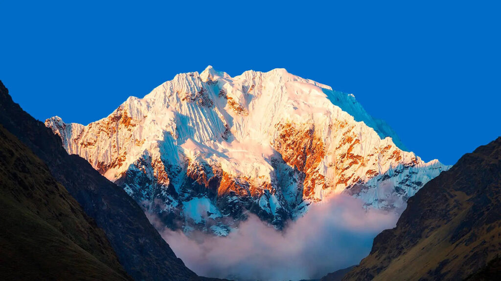 Vista del nevado Salkantay en Cusco, la “montaña salvaje”, considerado apu sagrado y guardián espiritual de los Andes peruanos
