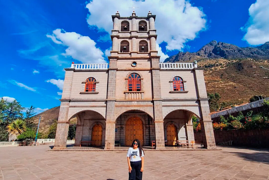 visitante frente al Santuario del Señor de Huanca en Cusco durante un día soleado