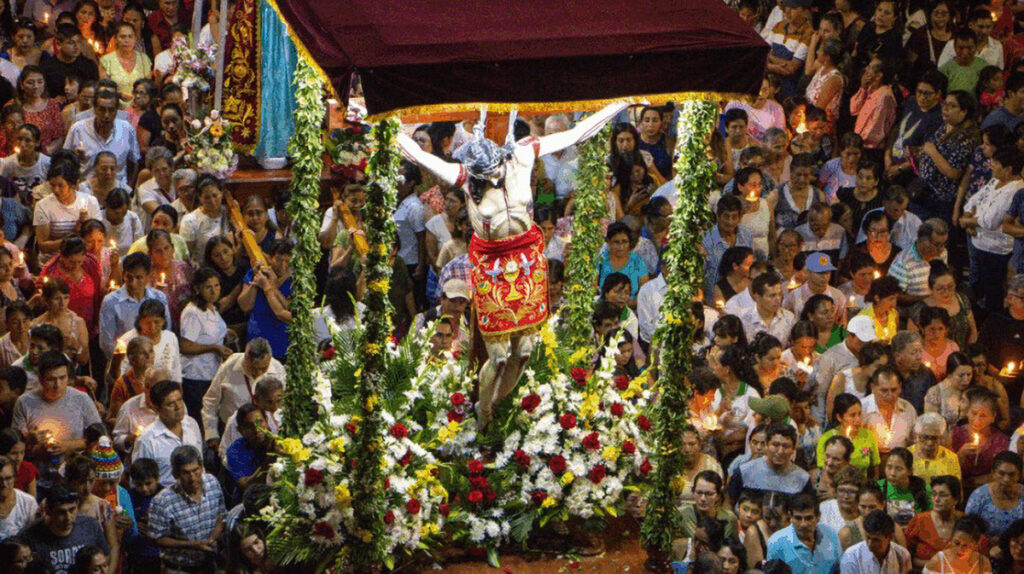 Procesión del Señor de Huamantanga durante la festividad patronal en la sierra de Lima