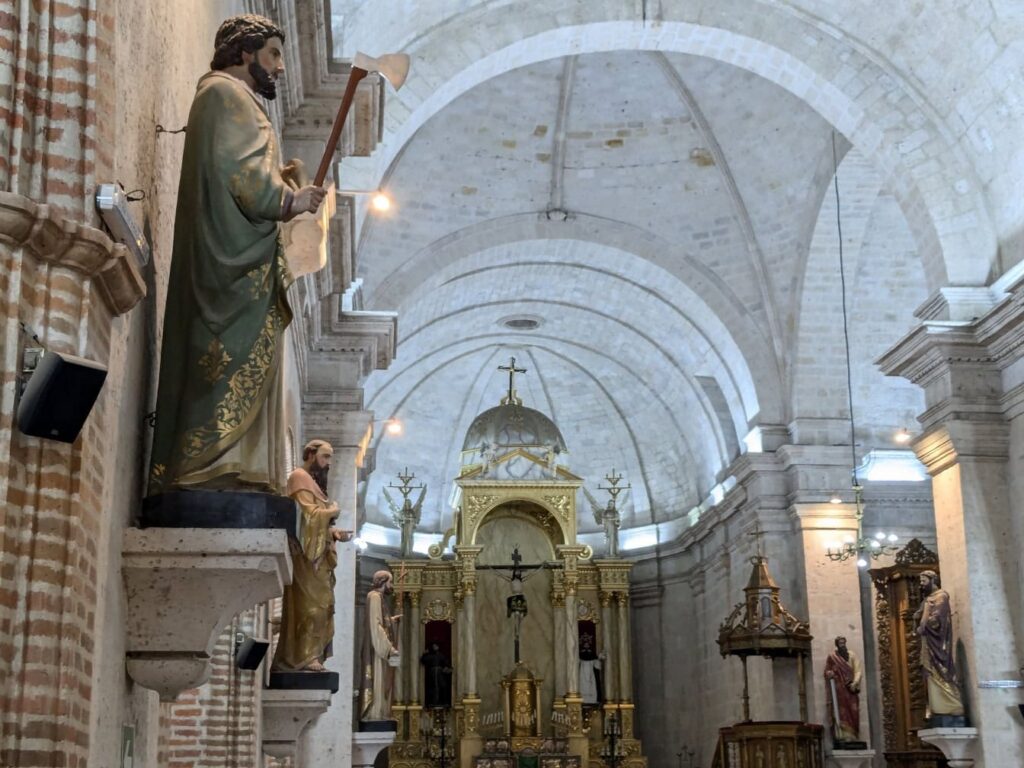 Interior de la Iglesia y Convento de La Merced en Arequipa con bóvedas de sillar y retablo dorado del periodo colonial