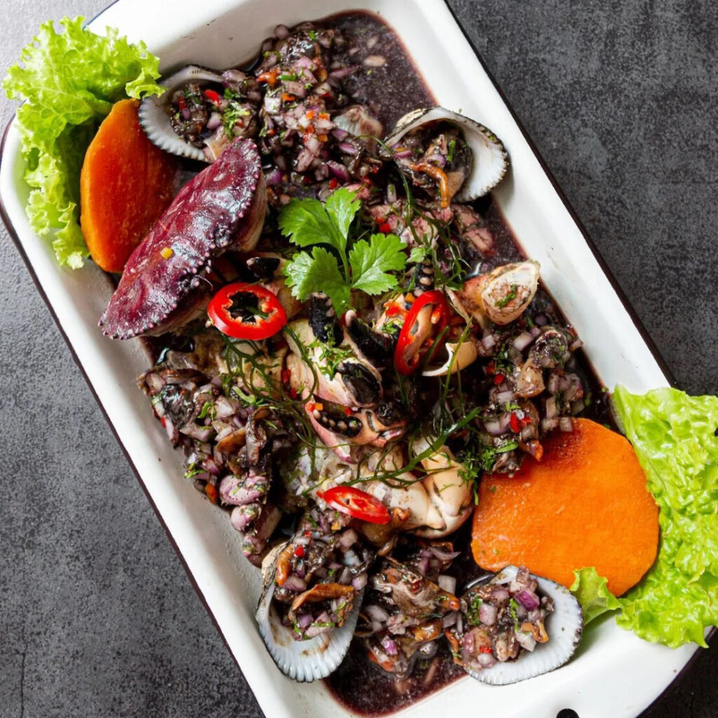 Ceviche de conchas negras con cebolla morada, ají limo, camote y zarandaja, preparado al estilo de Tumbes y Piura, símbolo de la frescura del norte peruano
