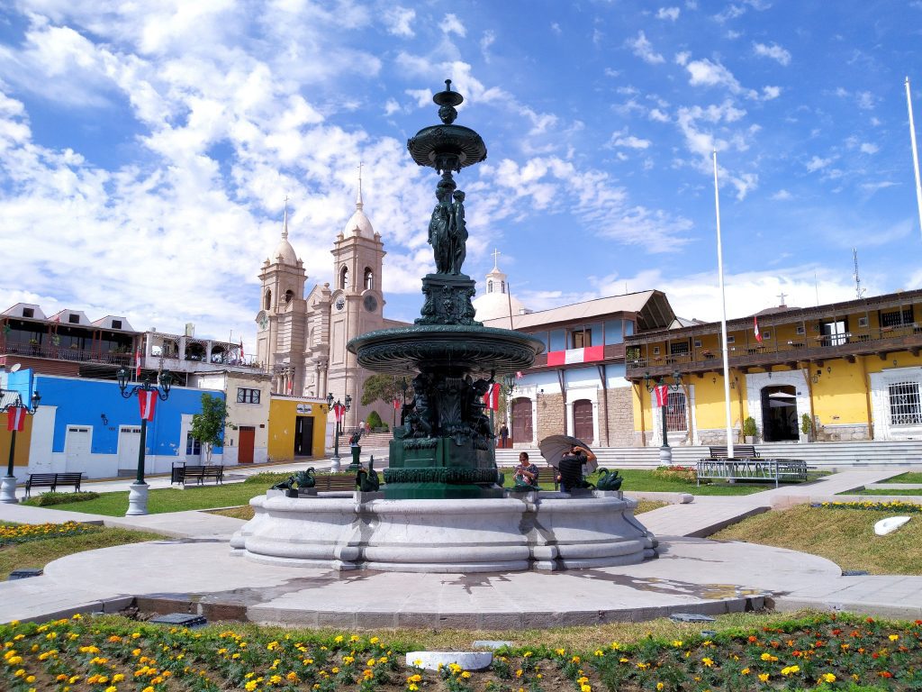 Pileta ornamental de hierro fundido atribuida a Gustave Eiffel en la Plaza de Armas de Moquegua rodeada de casonas coloniales y la catedral