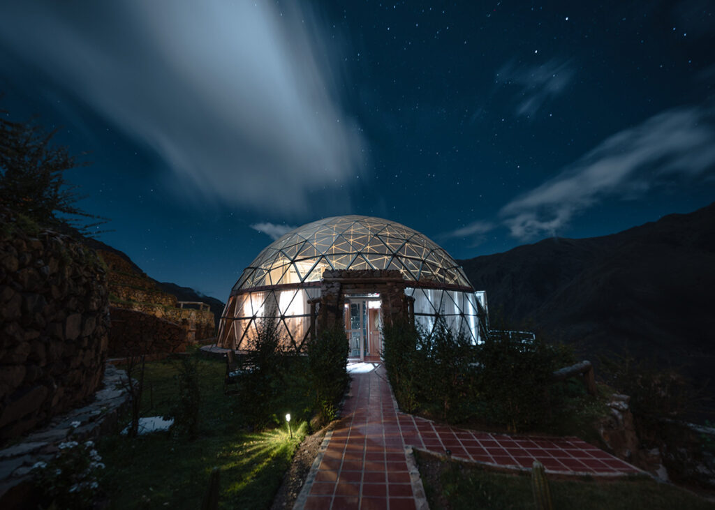 Domo principal de Star Dome Peru iluminado bajo el cielo estrellado del Valle Sagrado, un glamping andino orientado a la observación astronómica y el turismo de naturaleza