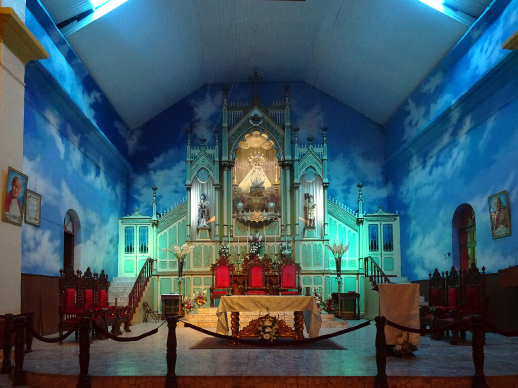 retablo de la virgen de la candelaria en puno, altar barroco mestizo del templo san juan bautista con decoración policromada y fondo azul