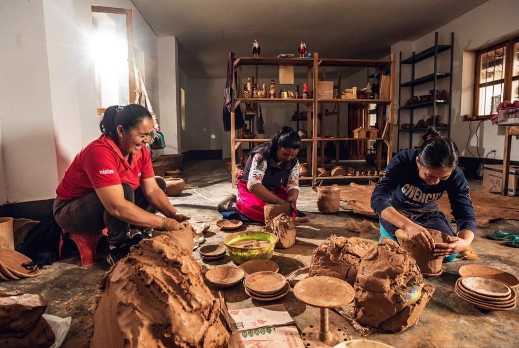 Artesanas huanquinas elaborando piezas de cerámica tradicional en su taller de Chachapoyas