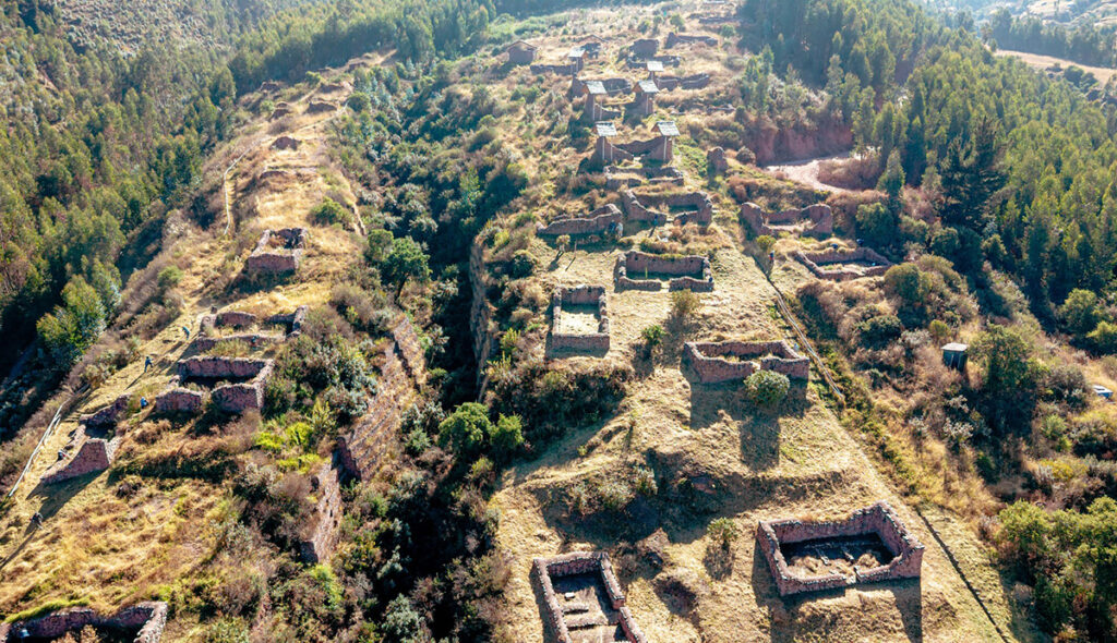 Vista panorámica del sitio arqueológico de Raqayraqayniyuq en Cusco, ejemplo de arquitectura inca integrada al paisaje andino