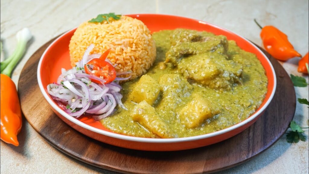 Espesado lambayecano servido con arroz, yuca y sarza criolla, preparado con maíz verde, zapallo loche y culantro, un guiso tradicional que representa la cocina del norte peruano