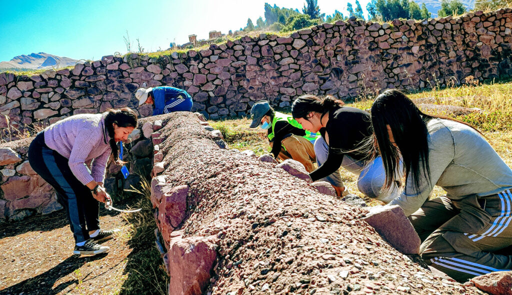 Equipo de conservación realizando labores de restauración en Raqayraqayniyuq, sitio arqueológico inca del Cusco dedicado a la agricultura y vida cotidiana andina