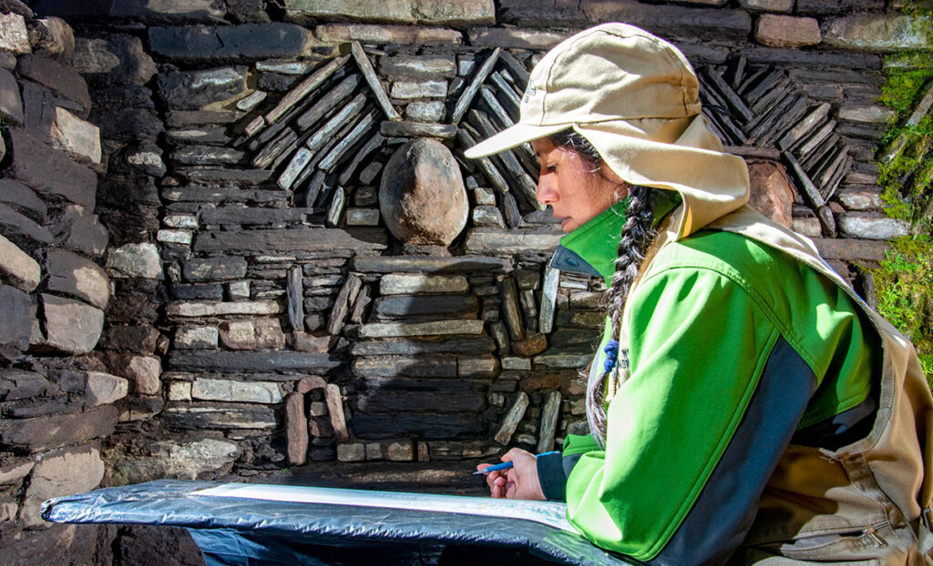 Investigadora en el complejo arqueológico de Gran Pajatén, San Martín, uno de los principales centros chachapoyas del Parque Nacional del Río Abiseo