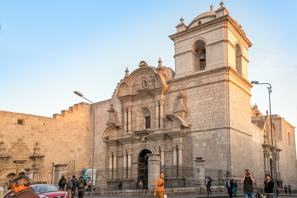 Fachada tallada de la Iglesia de la Compañía de Jesús en Arequipa, ejemplo del arte mestizo y del barroco andino en piedra de sillar