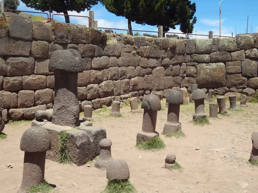Monolitos tallados con formas fálicas en el sitio arqueológico de Inka Uyo, en Chucuito, Puno, símbolo de fertilidad y energía vital andina