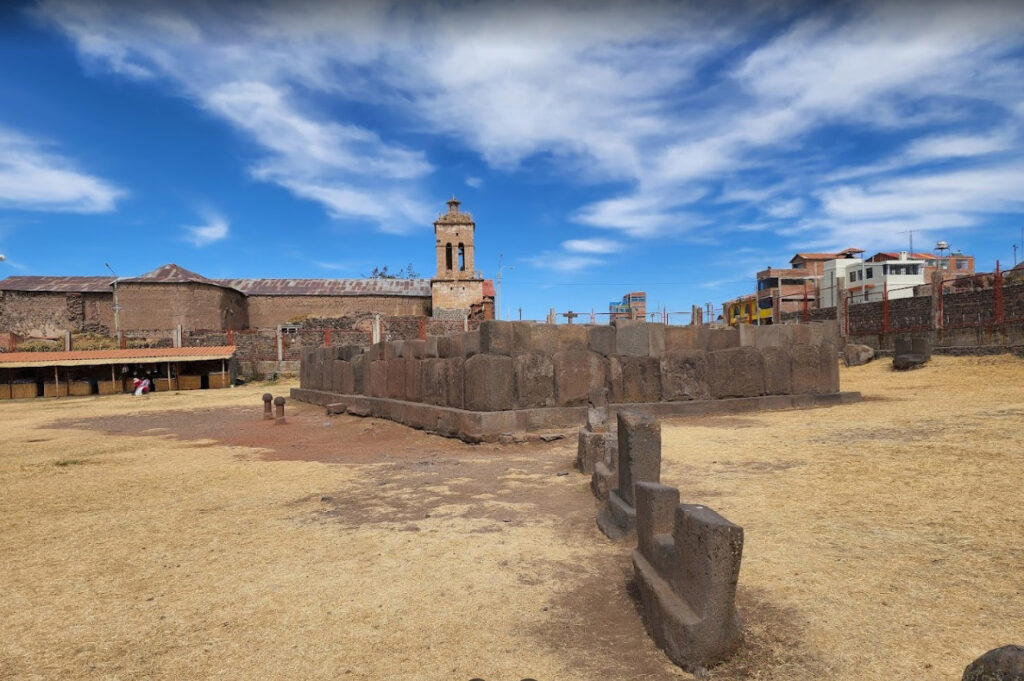 Vista panorámica del sitio arqueológico de Inka Uyo en Chucuito, Puno, con muros de piedra labrada y monolitos rituales bajo un cielo despejado