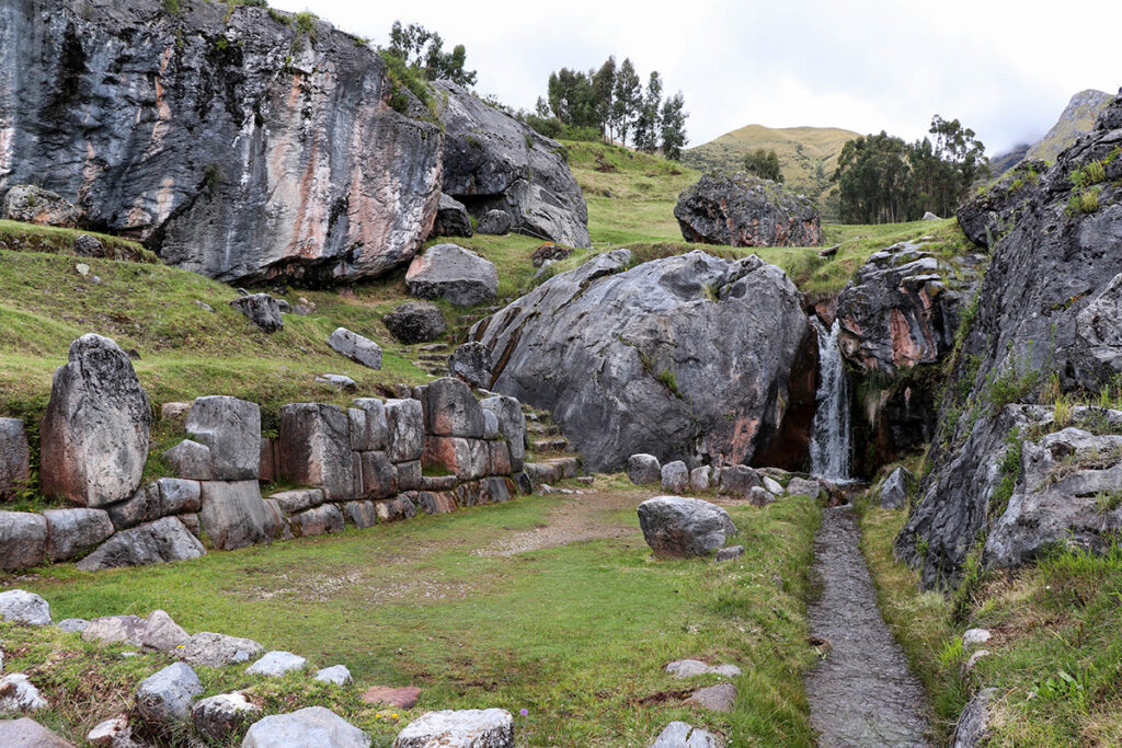 Vista del santuario de Killarumiyoq con formaciones rocosas, muros incas y canales de agua en el valle de Anta, Cusco