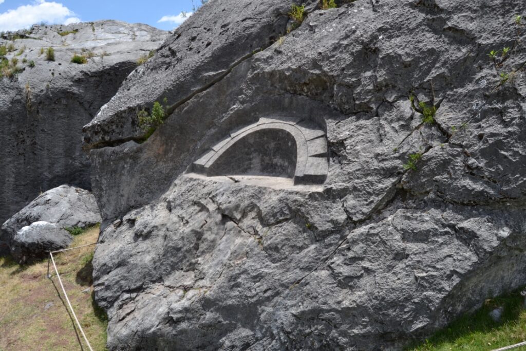Relieve semicircular conocido como piedra de la luna en el complejo arqueológico de Killarumiyoq, santuario inca dedicado a la diosa lunar