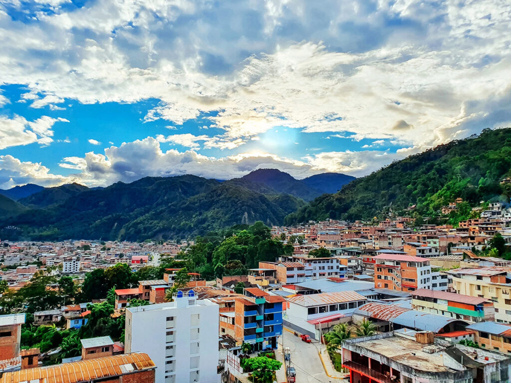 Vista panorámica de La Merced, capital de Chanchamayo en Junín, rodeada de montañas y vegetación tropical de la selva central del Perú