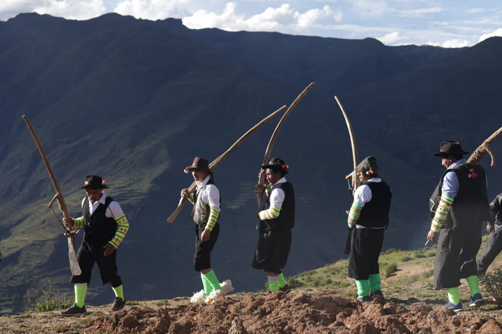 Lishtadores de Tápuc bailando sobre la tierra arada durante la celebración del Lishtay en Pasco