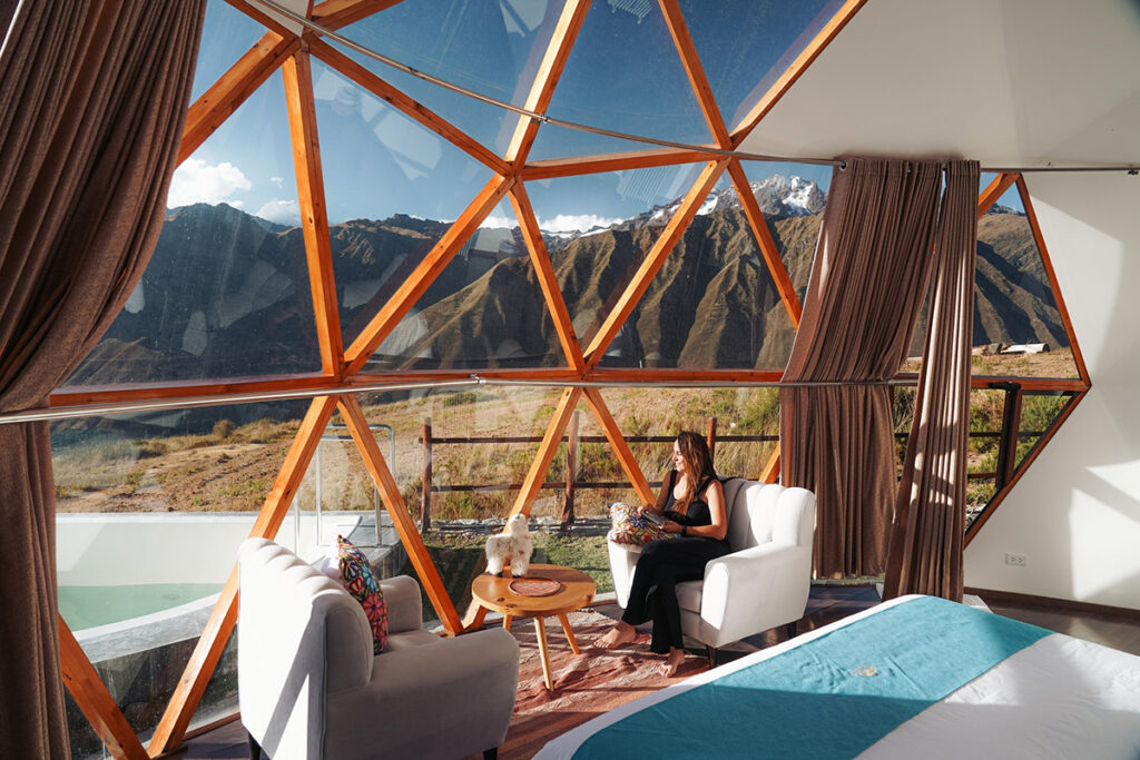 Interior del domo de Memorable Sacred Experience con vista al Valle Sagrado, un glamping andino que combina bienestar, diseño y observación del cielo nocturno