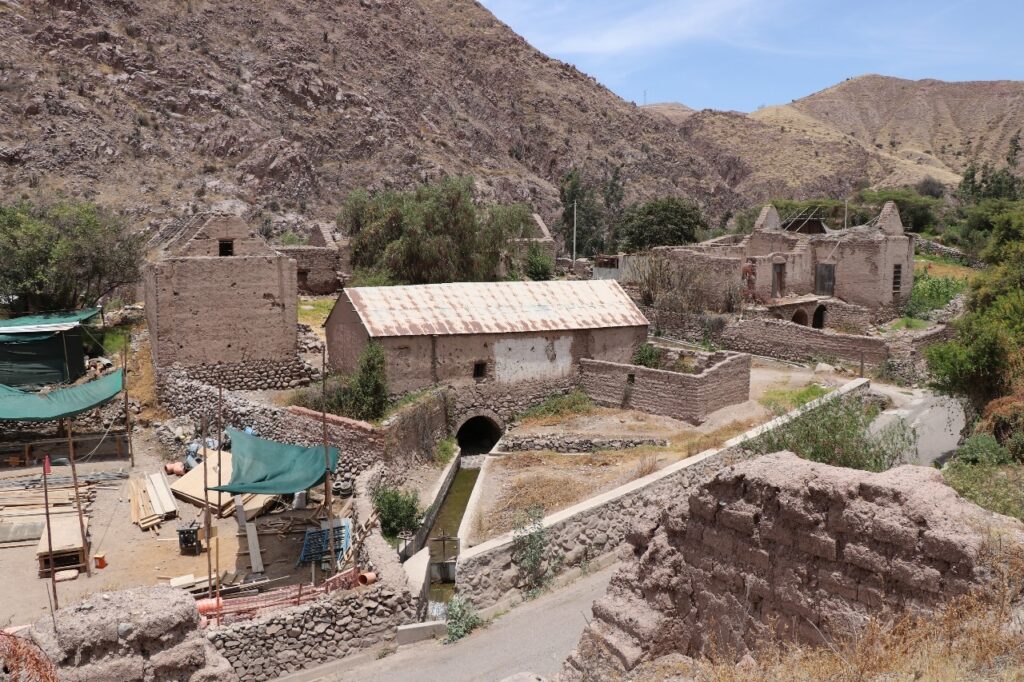 Molinos coloniales de Torata en Moquegua junto al cauce del río y rodeados por montañas del valle