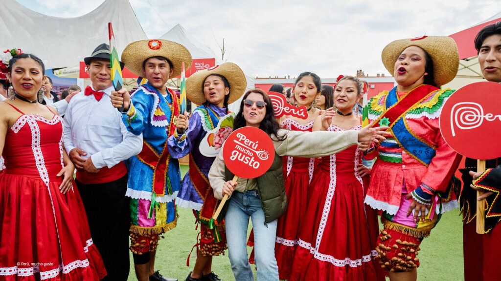 Grupo de danzantes regionales durante la feria gastronómica Perú Mucho Gusto, muestra cultural que refleja la diversidad y vitalidad de las tradiciones peruanas