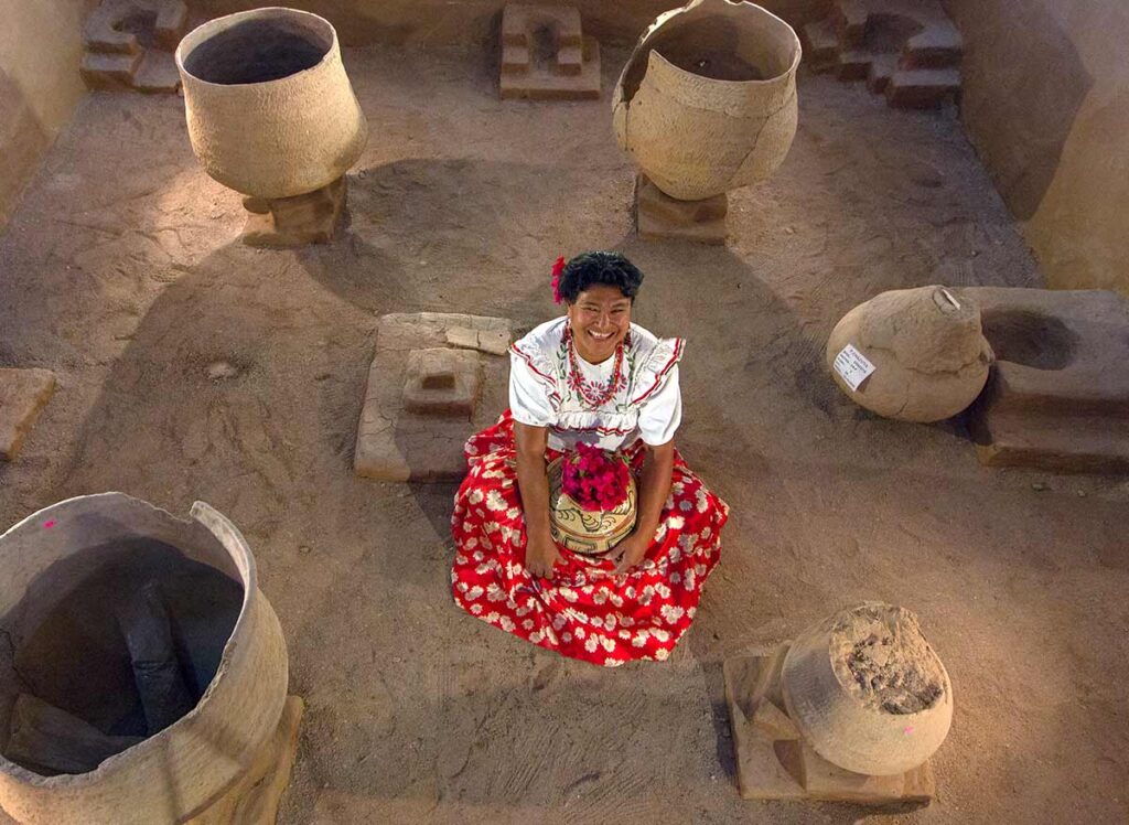 Mujer kichwa de Chazuta con atuendo tradicional sosteniendo una vasija de cerámica en un taller comunitario