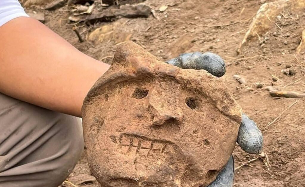 Escultura de piedra con forma de cabeza humana hallada en Ollape, perteneciente a la cultura Chachapoya
