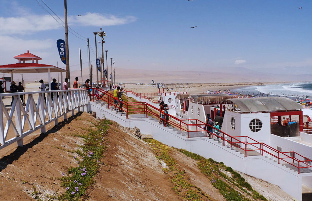Malecón y zona costera de Ilo en Moquegua con vista al mar Pacífico, acantilados y visitantes disfrutando del paisaje