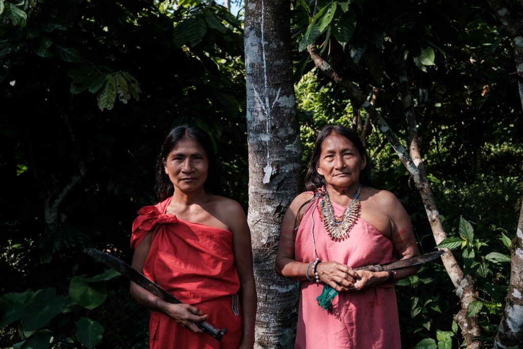 Mujeres Awajún en la selva norte del Perú, con vestimenta tradicional, reflejando el vínculo del pueblo con el bosque amazónico