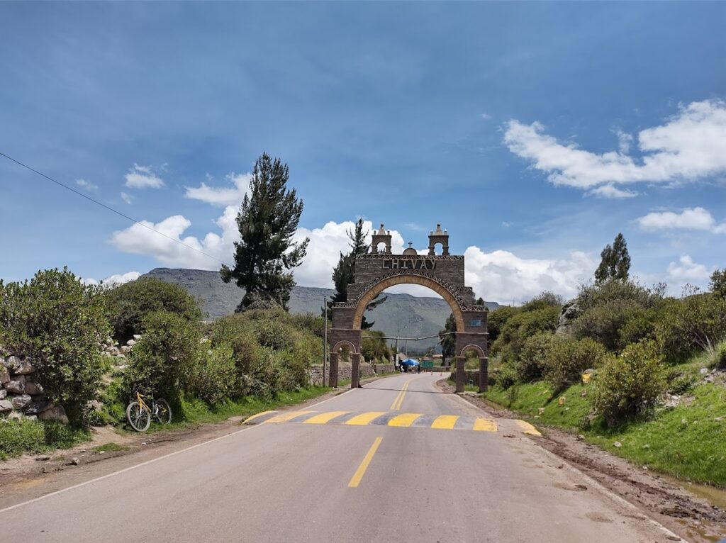 Arco de ingreso al pueblo de Chivay en el valle del Colca, punto de acceso hacia los Baños Termales de La Calera