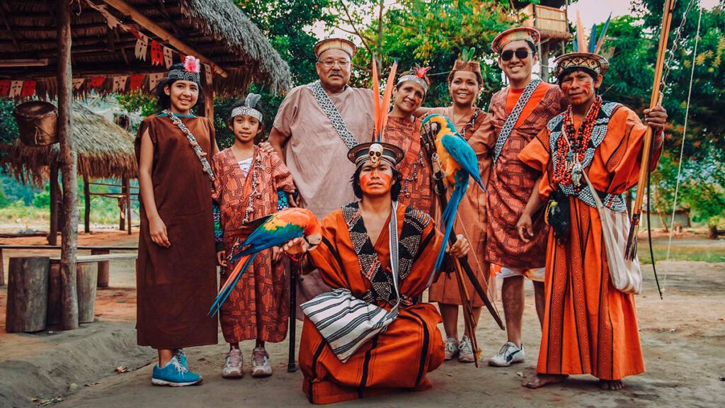 Comunidad asháninka en la selva central del Perú, con vestimenta tradicional y guacamayos, reflejando la cultura amazónica