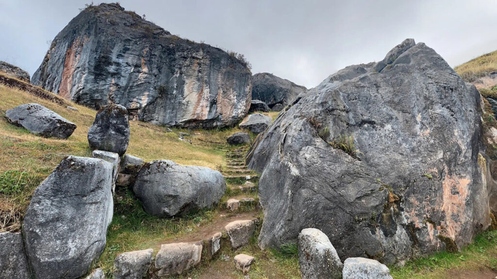 Formaciones rocosas y terrazas incas del complejo arqueológico de Killarumiyoq, santuario lunar en las pampas de Anta, Cusco