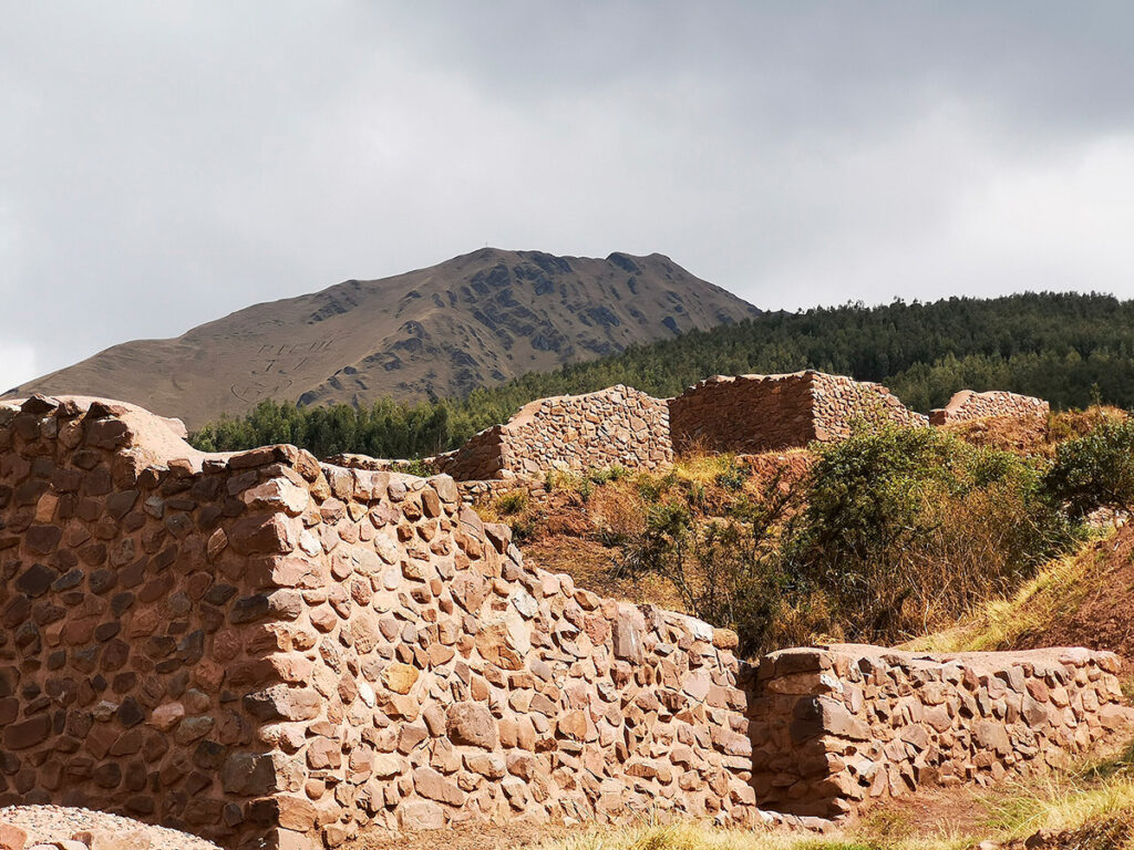 Estructuras de piedra del sitio arqueológico de Raqayraqayniyuq en Cusco, ejemplo de arquitectura inca adaptada al relieve andino