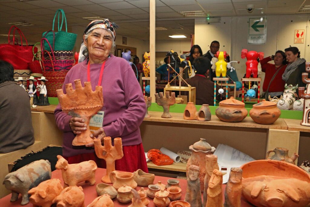 Artesana de Huancas exhibiendo piezas de cerámica tradicional durante la feria Ruraq Maki en Lima
