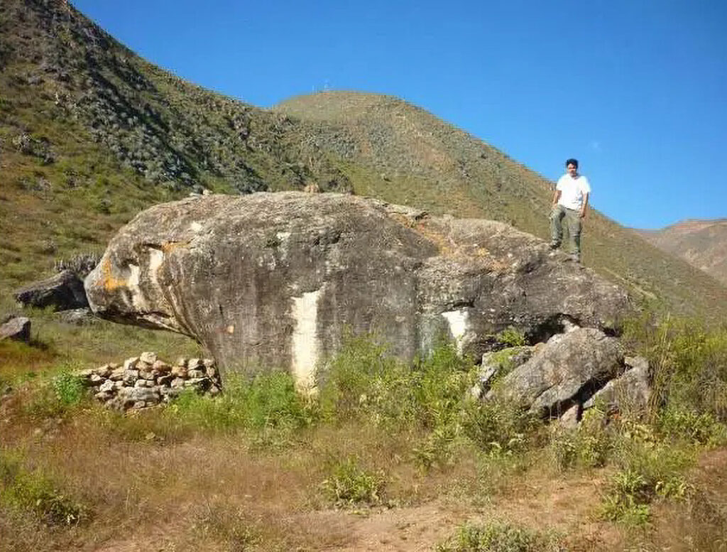 Formación natural con forma de sapo en las montañas de Pasco, relacionada con la leyenda de la Piedra Yamaruma