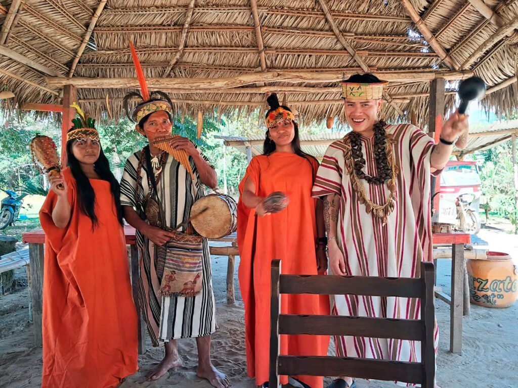 Integrantes de una comunidad asháninka en Satipo, Junín, con vestimenta tradicional durante una actividad cultural en la selva central del Perú