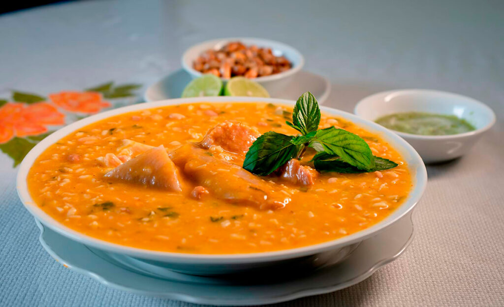 Shambar trujillano servido con hierbas frescas, cancha serrana y ají verde, una sopa tradicional de La Libertad preparada cada lunes como parte de la costumbre local