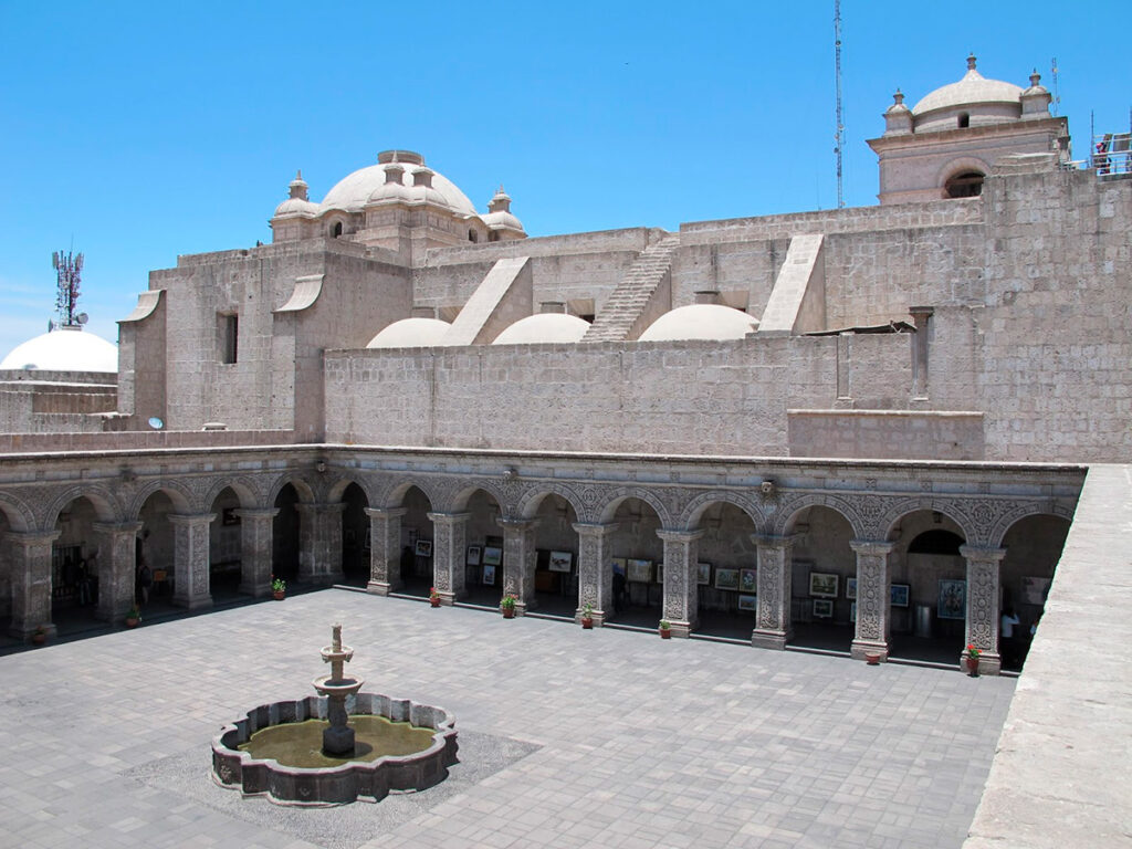 Claustros coloniales de Arequipa construidos en piedra de sillar, ejemplo del barroco andino en la arquitectura de la Ciudad Blanca