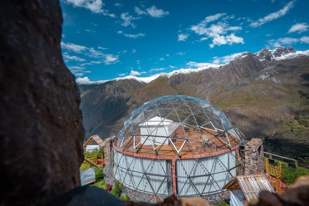 Vista panorámica del domo geodésico de Star Dome Peru en el Valle Sagrado, Cusco, un glamping sostenible con enfoque en confort y observación del cielo andino