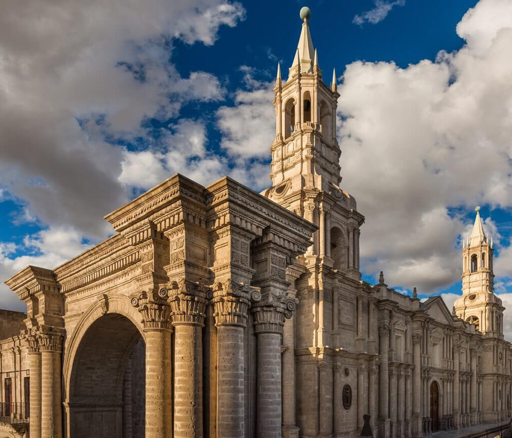Fachada de la Basílica Catedral de Arequipa construida en piedra de sillar, ejemplo del neorrenacimiento y la arquitectura colonial del sur del Perú