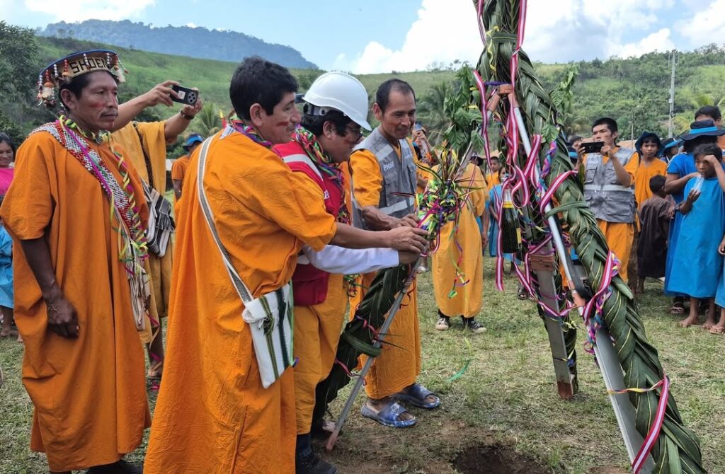 Ceremonia asháninka en la selva central del Perú, con vestimenta tradicional y ofrendas rituales que reflejan su cosmovisión amazónica