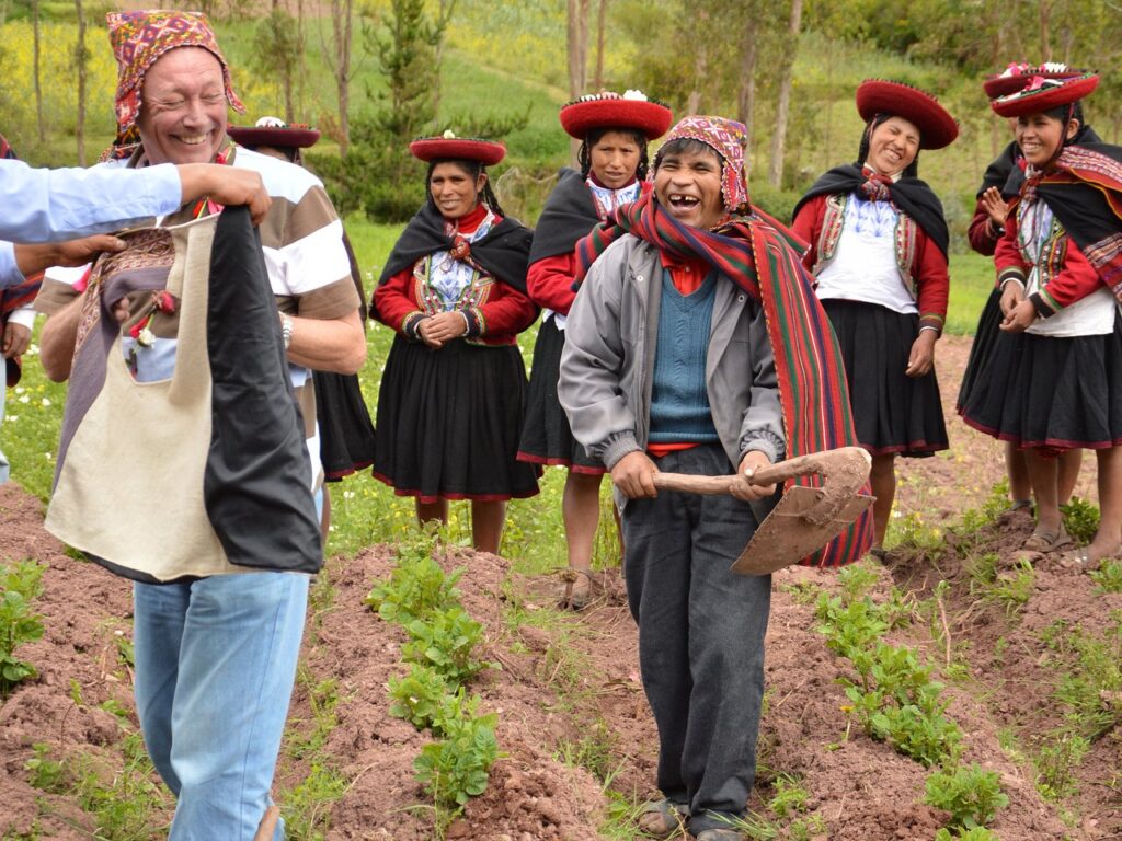 Miembros de la comunidad de Ccorccor en Chinchero compartiendo actividades agrícolas y culturales en el Valle Sagrado de Cusco